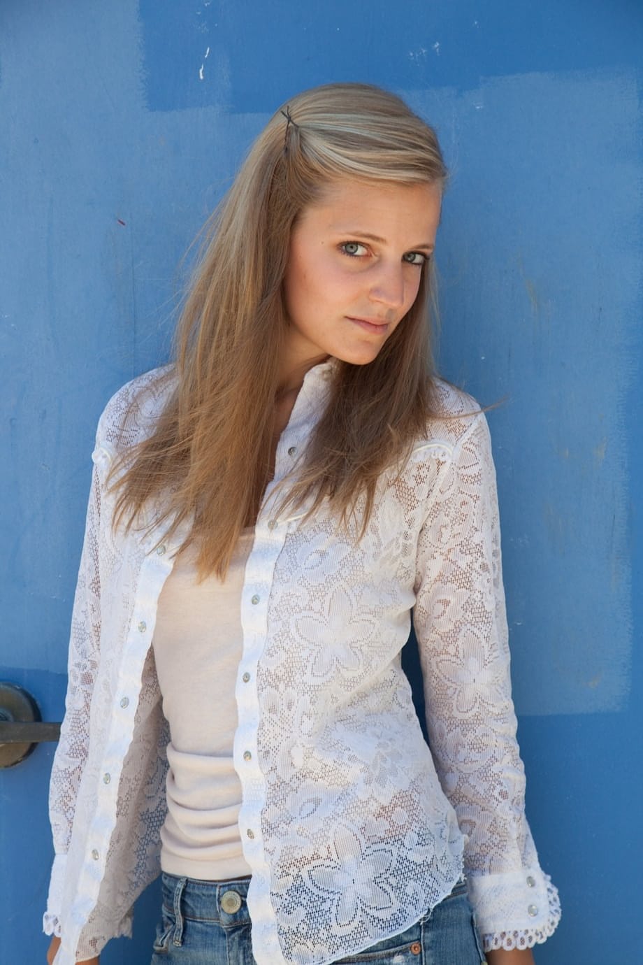 Amateur teen Jane Franklin posing in her white shirt and tight jeans outdoors