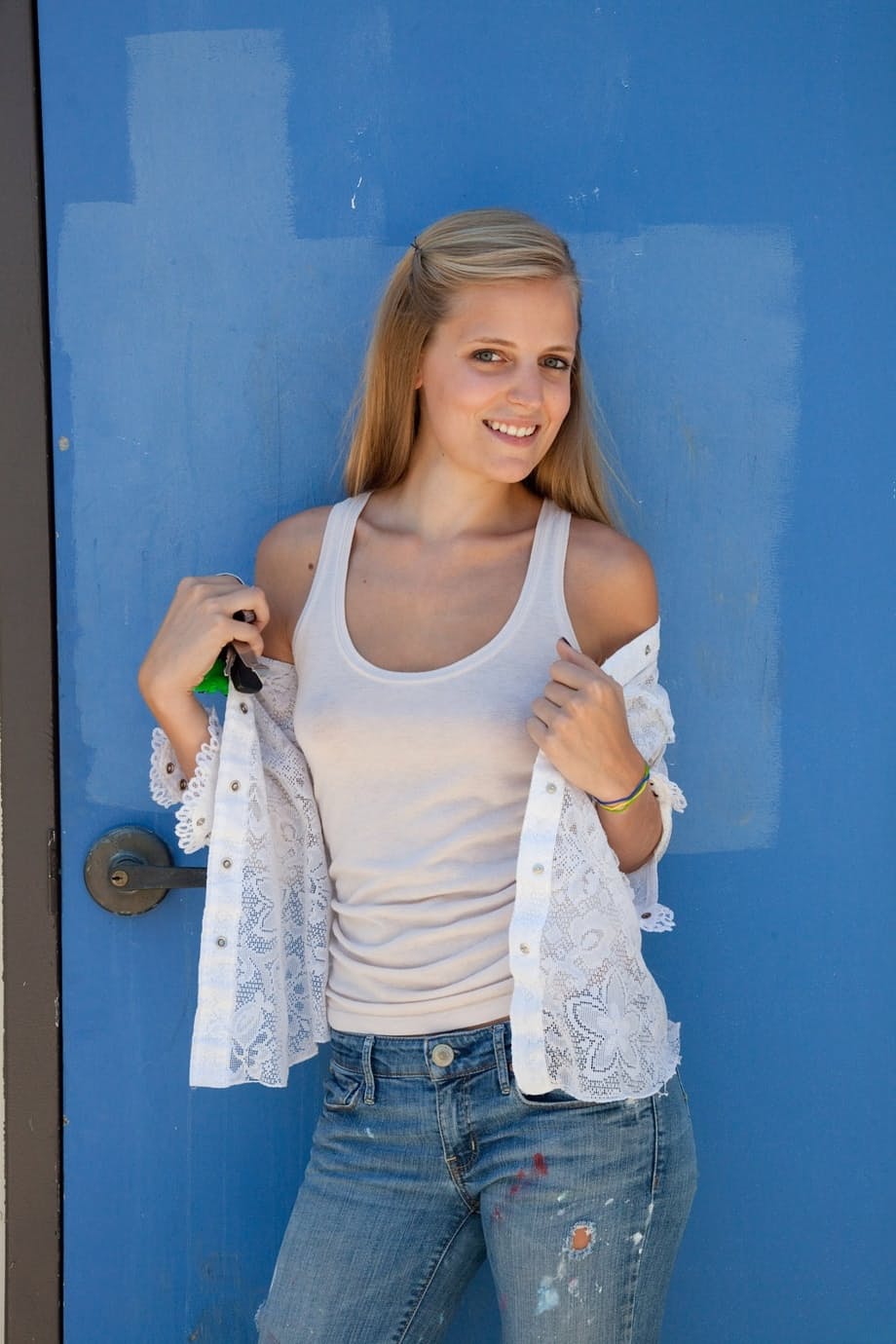 Amateur teen Jane Franklin posing in her white shirt and tight jeans outdoors