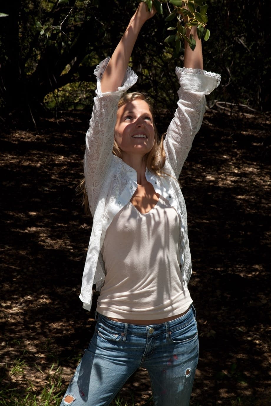 Amateur teen Jane Franklin posing in her white shirt and tight jeans outdoors