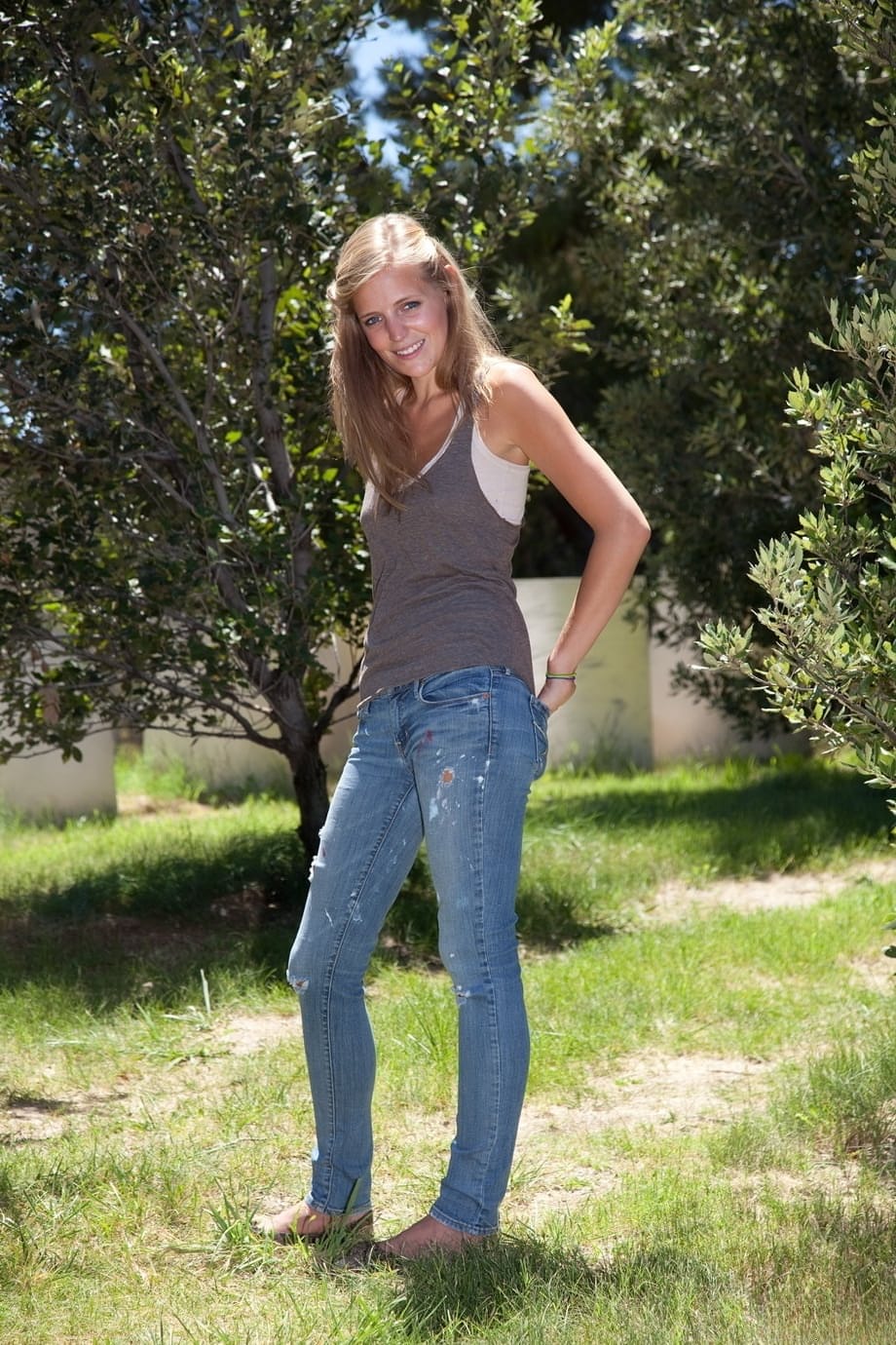 Amateur teen Jane Franklin posing in her white shirt and tight jeans outdoors