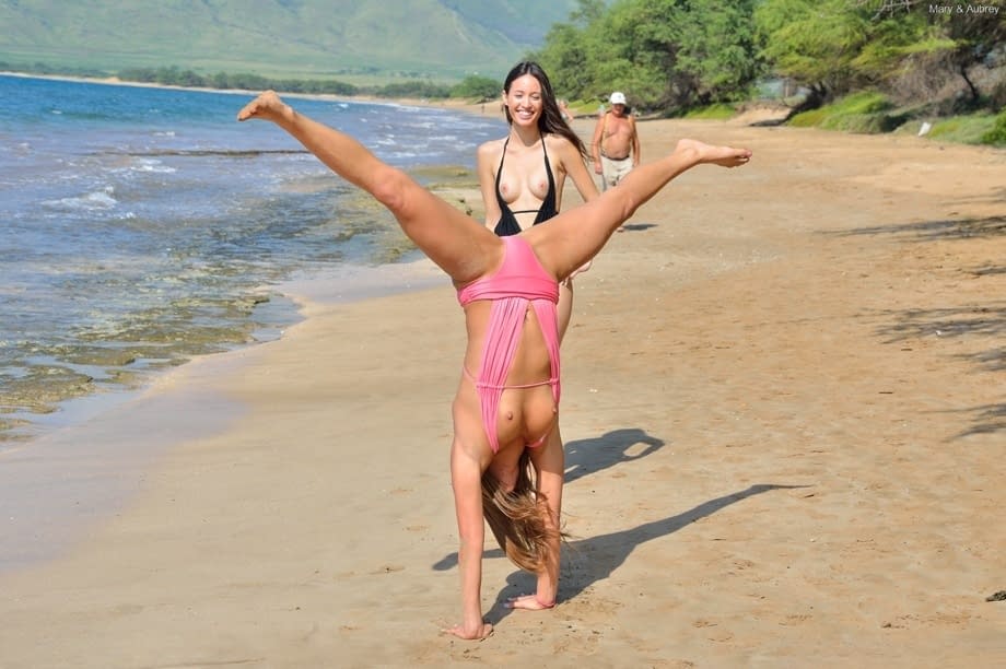 Smoking hot amateur bikini models Aubrey & Mary get nude on the sandy beach