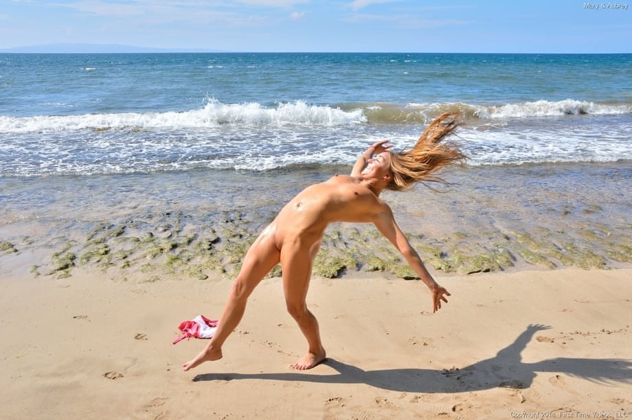 Smoking hot amateur bikini models Aubrey & Mary get nude on the sandy beach
