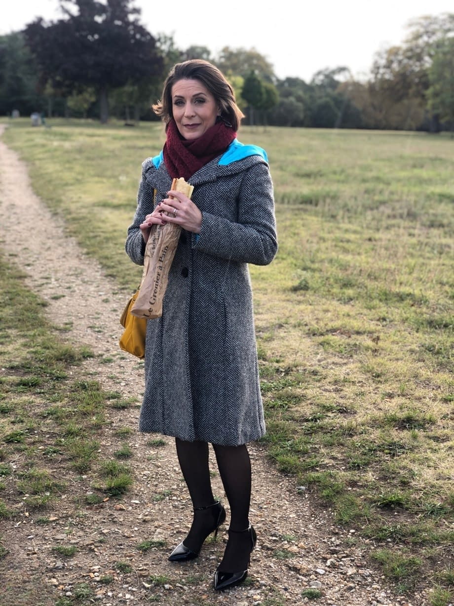 French mom Anya flashes her legs in stockings while eating a sandwich outside