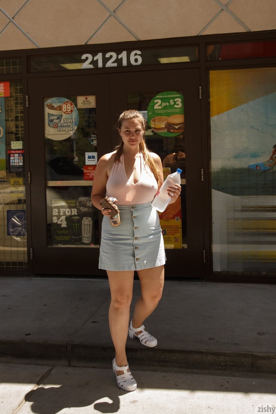 Voluptuous teenage girlfriend Lillias Right shows her curves in hot swimsuit