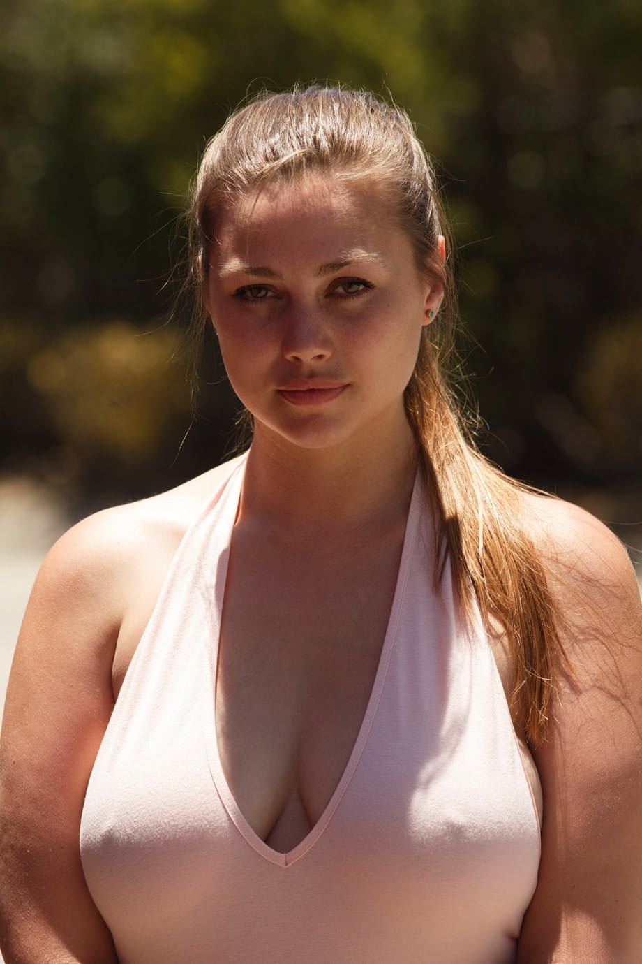 Voluptuous teenage girlfriend Lillias Right shows her curves in hot swimsuit