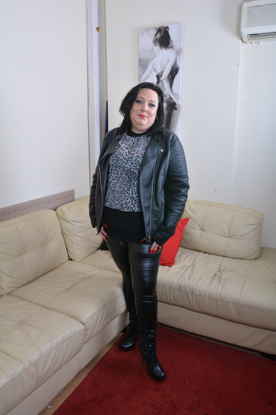 Mature fatty Roxy masturbating her fat shaved pussy with a dildo in stockings