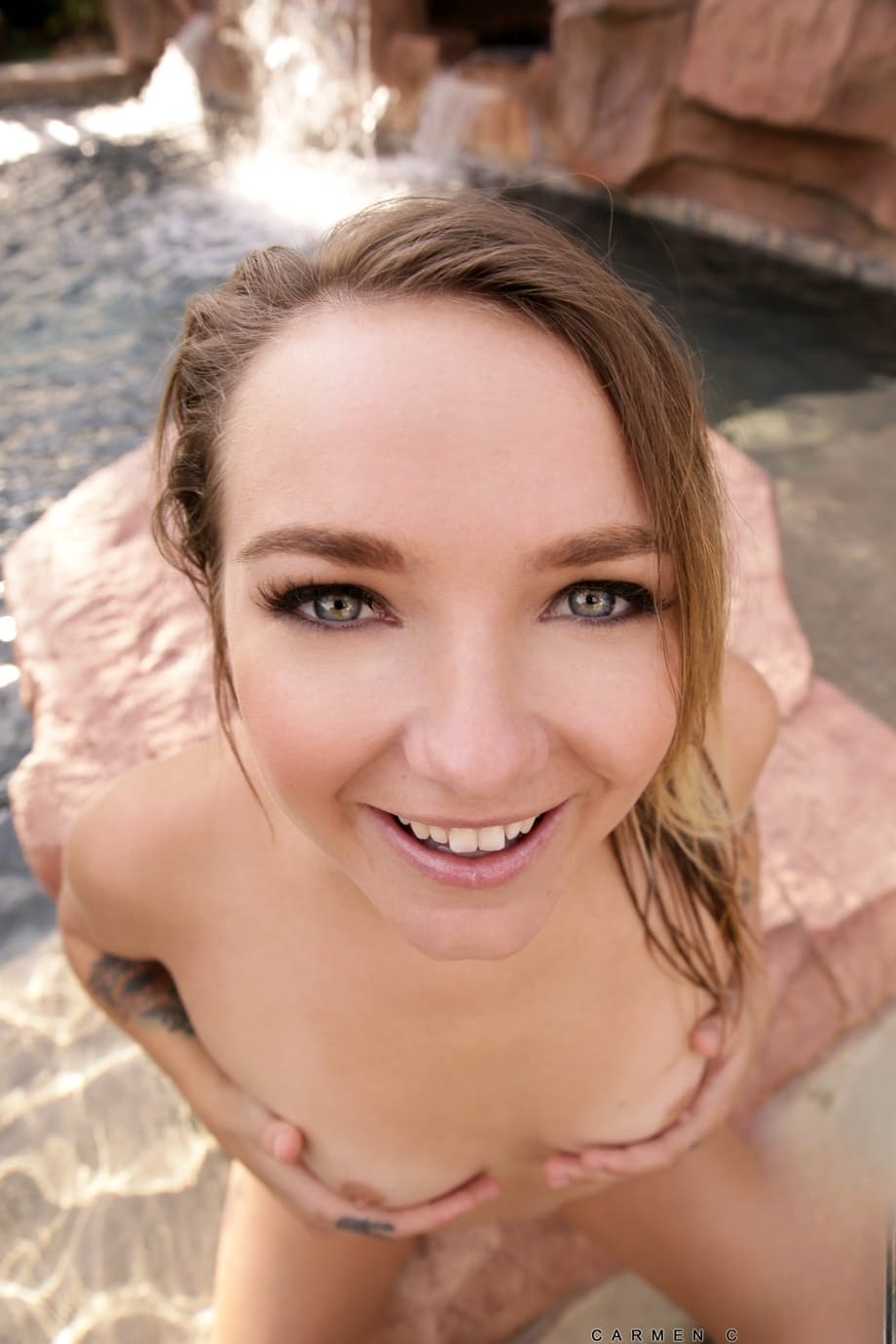 Sexy babe Carmen Callaway gives inviting rear views of her puffy shaved pussy