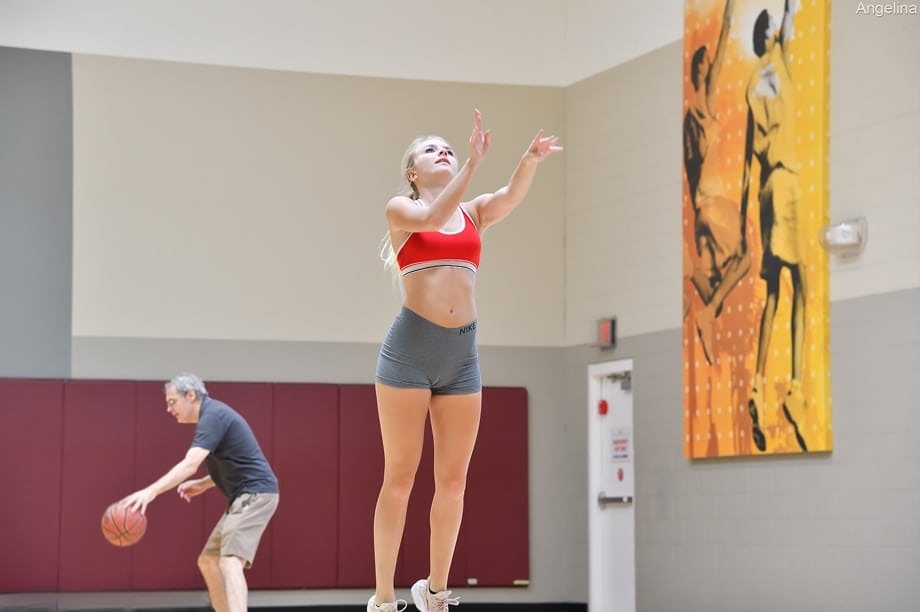 Glamour babe Angelina teasing with her super fit body at the gym