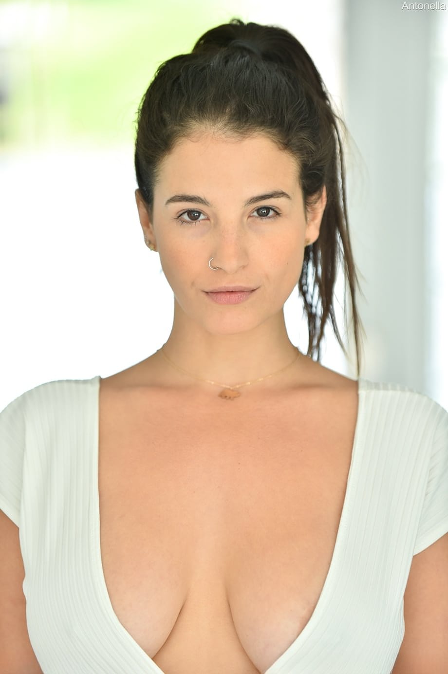 MILF with an amazing figure Antonella flaunts her big juggs & pierced nipples