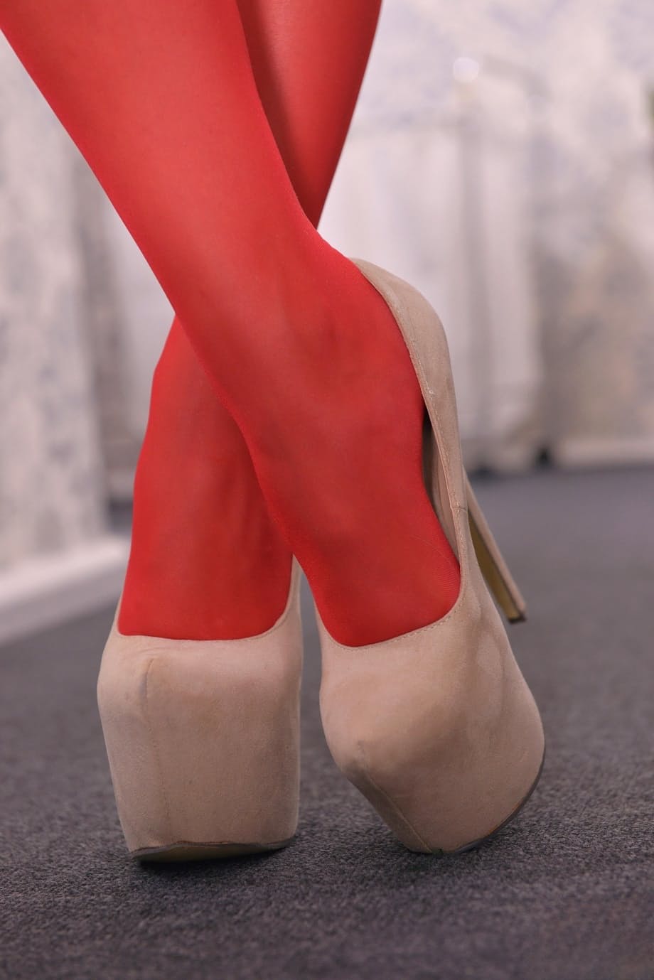 Busty stockinged dolls Briana Bounce & Lara Onyx worship each other's feet