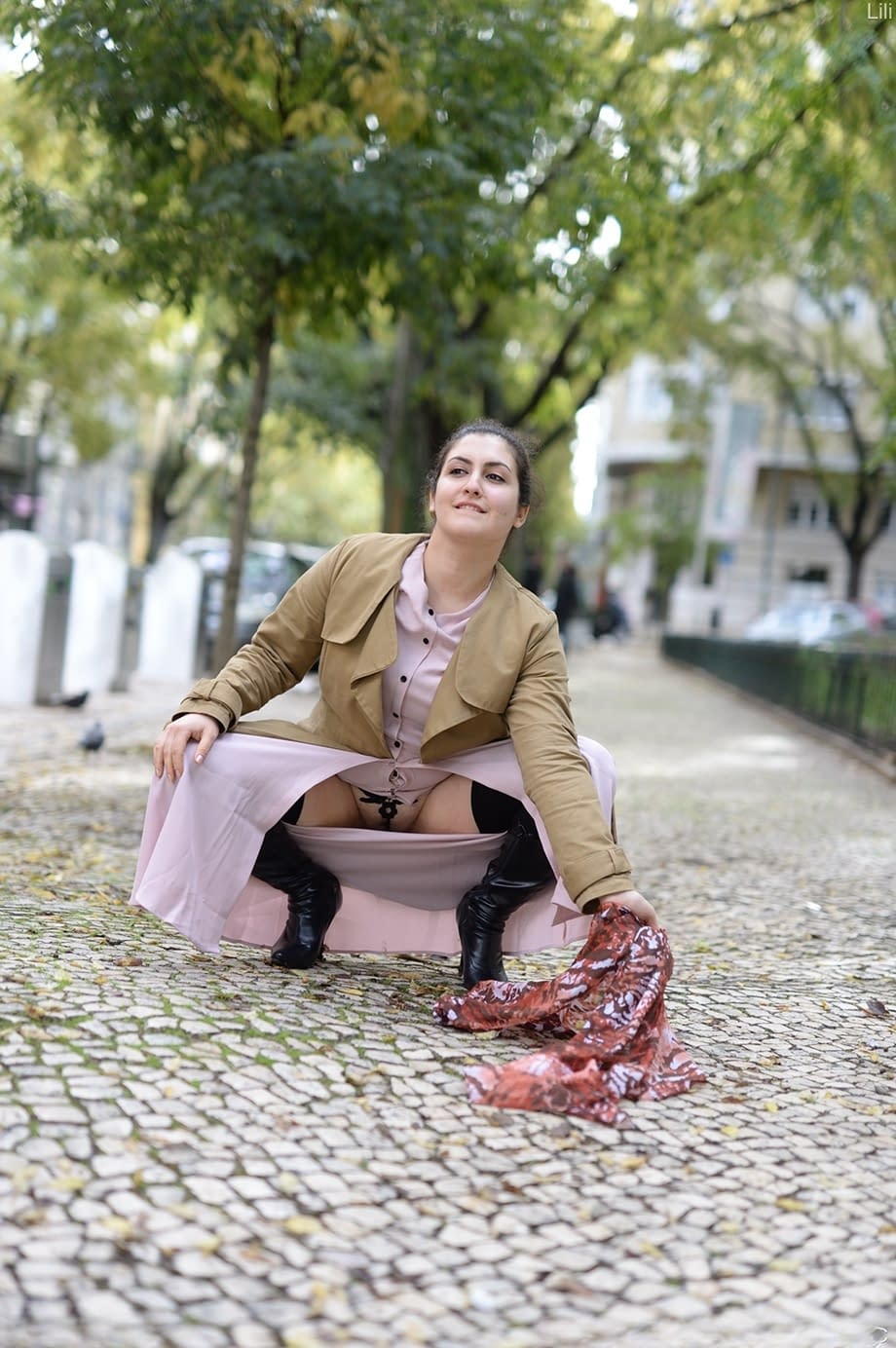 Cute amateur mom Lili flashes her muff as she poses pantyless in public