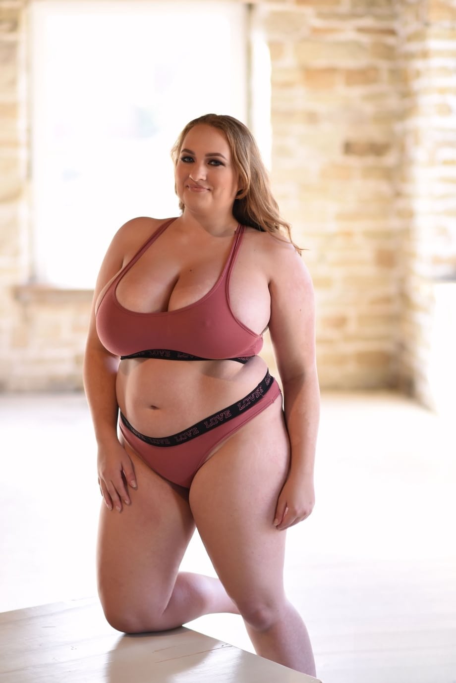 British fatty Sara Willis uncovers her big breasts while posing in lingerie
