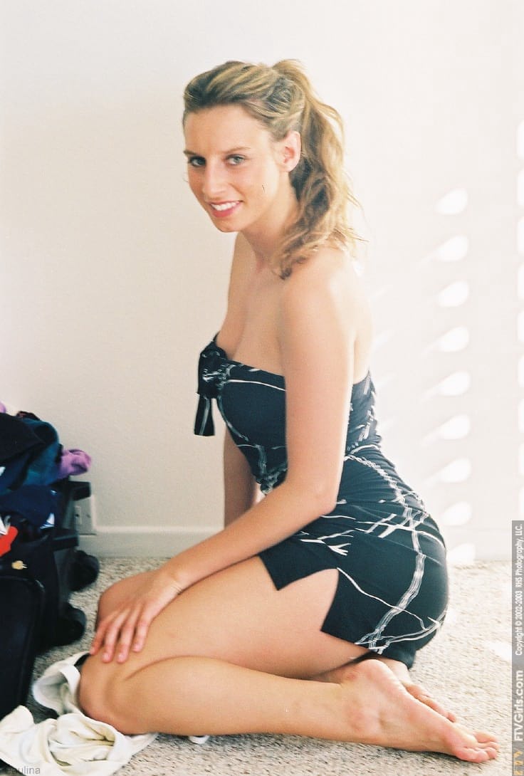 Glamour babe Paulina shows her lovely tits and her beautiful long legs
