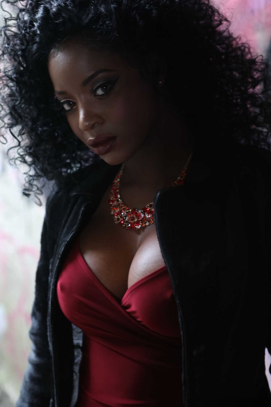 Sexy black woman Jasmine Webb sucks white dong and takes it in her muff
