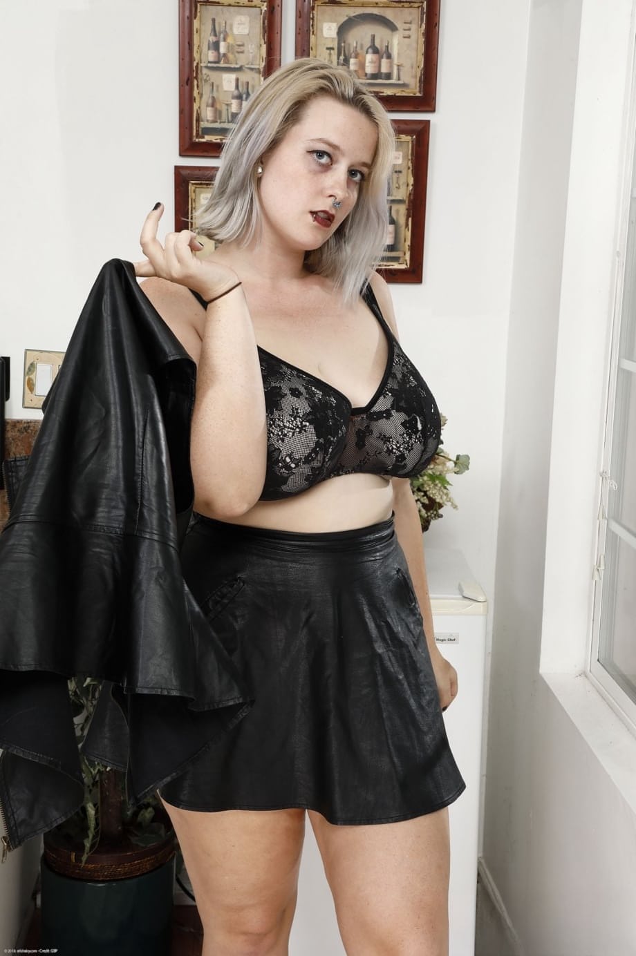 Chubby blonde Nyx Night is giving amazing closeups of her hairy pink pussy