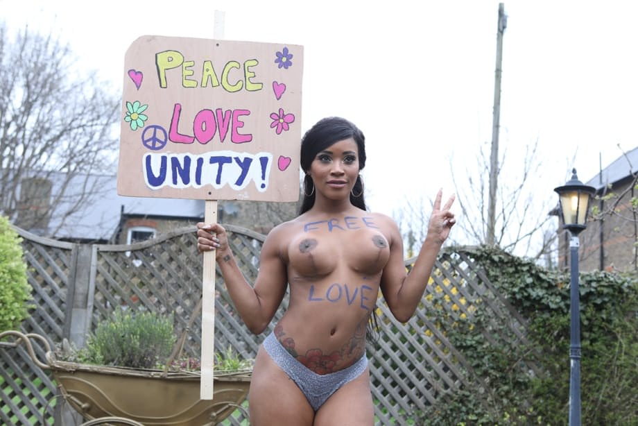 Sexy ebony Kiki Minaj getting her tight butthole rammed by white meat