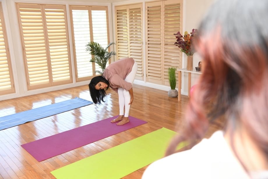 Huge boobed Colombian yoga instructor Ariella Ferrera fucks young Elle Voneva