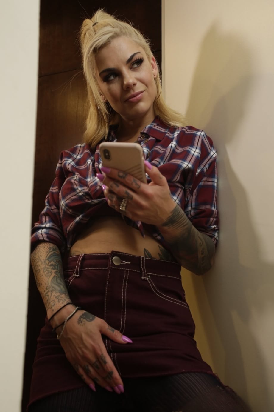 Inked lesbians Bonnie Rotten and Kiara Cole strip and toy each other