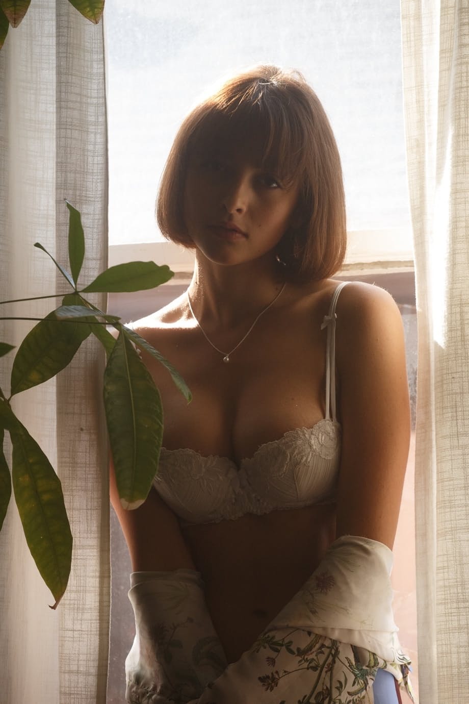 Amateur girlfriend Basil Navas reveals her fantastic tits and poses naked